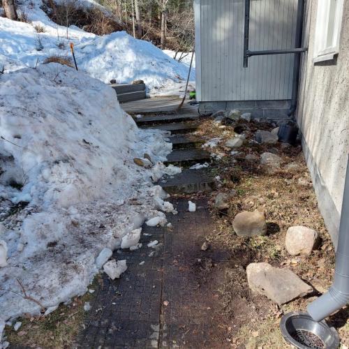 Vanhat portaat sisäänkäynnin yhteydessä